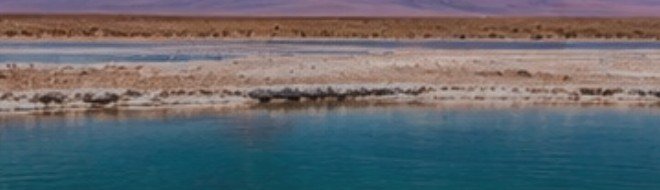 Águas e paisagem de salares na região da Laguna Cejar